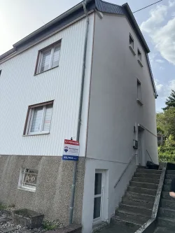 Vorderansicht Haus - Haus kaufen in Saarbrücken - Altenkessel: Doppelhaushälfte, 127m² WFL, Terrasse, eingezäunter Garten in Sackgasse, gute Lage