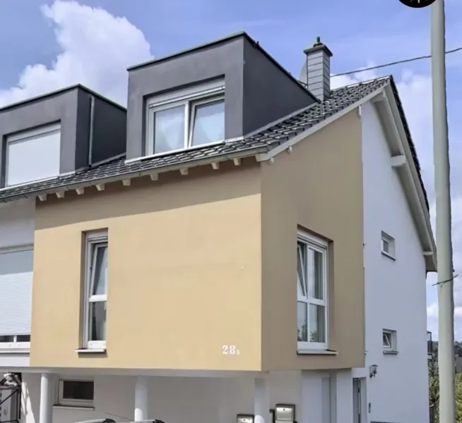 Hausansicht vorne - Wohnung kaufen in Wadgassen - Wadgassen-Schaffhausen: Schöne Eigentumswohnung mit 2 Zimmern, ca. 70 m², in zentraler Lage