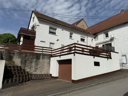 Vorderansicht  - Haus kaufen in Mandelbachtal - Ommersheim-Ortskern: Ein- bis Zweifamilienhaus mit Garage, einseitig angebaut, in sehr guter Lage