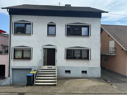 Haus Vorderansicht - Haus kaufen in Dillingen-Diefflen - Diefflen-Zentrum: Großes, gepflegtes Zweifamilienhaus mit schönem Garten und Garage wartet auf SIE!