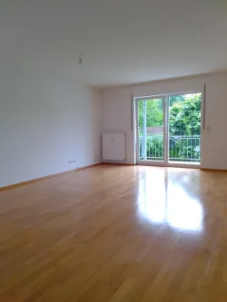  - Wohnung mieten in Saarlouis - Komfortable 3-Zimmerwohnung, Küche mit EBK, Bad, Abstellraum, Balkon, Garage + Stellplatz