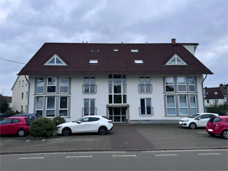 Haus vorderansicht - Wohnung kaufen in Saarlouis - Saarlouis-Roden: Schöne, moderne 2-Zimmer-Wohnung, ca. 67 m², mit Balkon und Stellplatz