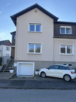 Haus Vorderansicht - Haus kaufen in Schwalbach - Modernes Einfamilienhaus, saniert, bezugsfertig, mit Garten, in Schwalbach, Nähe Hasenberg