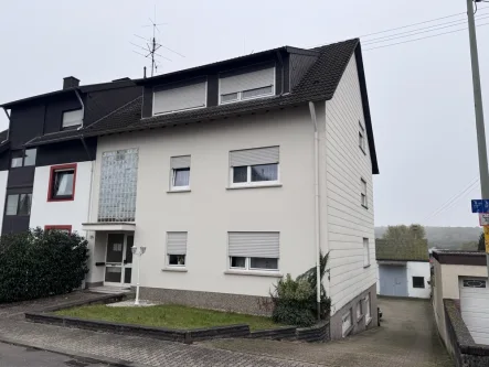 IMG_7752 - Haus kaufen in Schwalbach - Attraktives Mehrfamilienhaus mit 4 Wohneinheiten, 7 Garagen und einer ca. 491 m² großen Lagerhalle