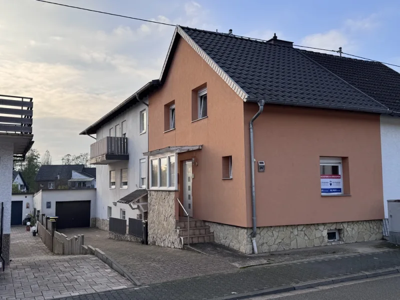 Ansicht vorne - Haus kaufen in Saarlouis - Saarlouis-Roden: Voll unterkellertes Zweifamilienhaus mit Terrasse, Balkon, Garten und Garage