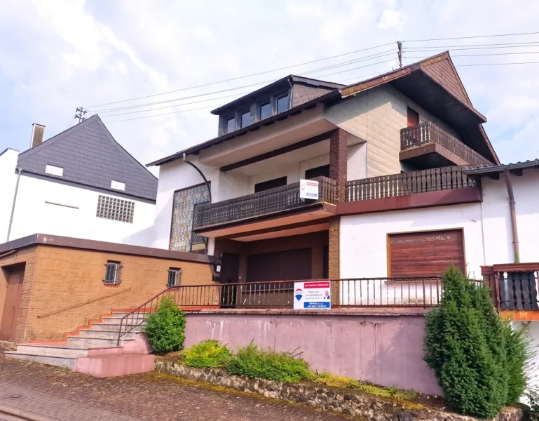 Vorderansicht1 - Haus kaufen in Schmelz - Schmelz-Limbach: Großes Familienhaus, ca. 290 m² inkl. Gewerbeeinheit, mit 1.431 m² Grundstück