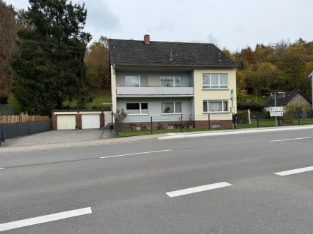  - Haus kaufen in Saarbrücken - SB: Freistehendes Zweifamilienhaus mit Keller, Garten und Garagen, ansprechend und sehr gepflegt