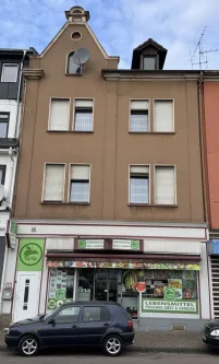 Straßenansichtansicht - Haus kaufen in Völklingen - Investoren gesucht! Haus mit drei Etagenwohnungen und einer Gewerbeeinheit im Zentrum von Völklingen