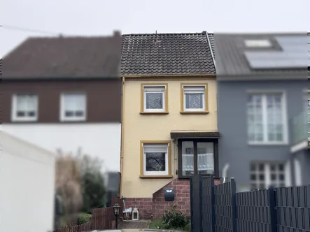 Vorder Ansicht - Haus kaufen in Ensdorf / Saar - Ensdorf: Klein aber Mein! Schönes Reihenmittelhaus mit ca. 80m² Wfl., Stellplatz und kleinem Garten