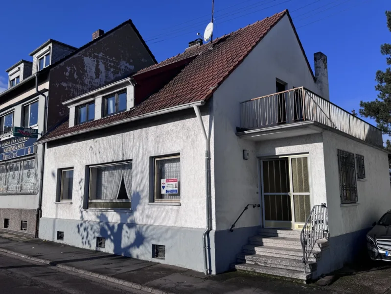 Vordere Ansicht Haus - Haus kaufen in Großrosseln - Großrosseln-OT: Einfamilienhaus mit ca. 120m², Garage und sehr schönem Grundstück in zentraler Lager