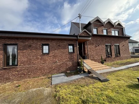 Vordere Ansicht - Haus kaufen in Schwalbach - Modernes Einfamilienhaus, kernsaniert, bezugsfertig, mit Garten, in 66773 Schwalbach, Nähe Hasenberg