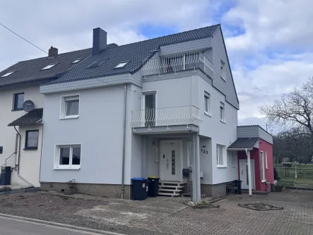 Vordere Ansicht - Haus kaufen in Rehlingen-Siersburg - Niedaltdorf: Einseitig angebautes Haus mit 3 Wohneinheiten, ca. 259 m² Wohnfläche, Garten und Garage