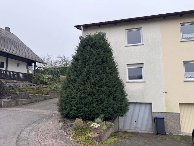 Vorderansicht - Haus kaufen in Lebach - Lebach: Ruhig gelegene, attraktive Doppelhaushälfte (92 m²) mit Garten, Terasse, Balkon und Garage