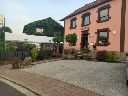 Vorderansicht - Haus kaufen in Losheim am See - Rissenthal: Traditionelle Gastronomie mit Biergarten, zwei Wohneinheiten, ca. 362,80 m² und Garage