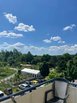 1_Aussicht_Stadtpark_und_Friedwald - Wohnung kaufen in Dietzenbach - 3-Zimmer Eigentumswohnung - Top-Lage in Dietzenbach - für Kapitalanleger geeignet