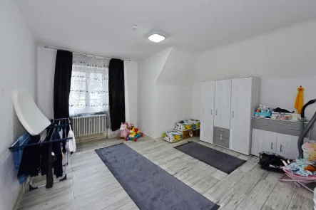 Schlafzimmer 1 - Wohnung kaufen in Zell im Wiesental - REDUZIERT: Großzügige 4-Zimmer Wohnung mit Balkon und 2 Stellplätzen