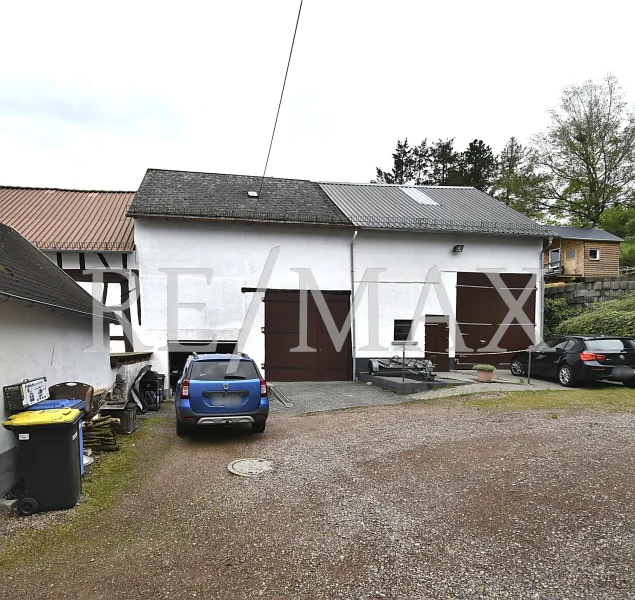 Hof mit Scheune und Garage