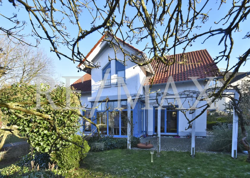  - Haus kaufen in Bad Camberg - Reserviert:Freistehendes EFH mit Garten, Stellplatz und Einliegerbereich.