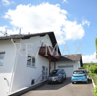 Hauseingang_mit_Stellplatzansicht - Wohnung mieten in Idstein - 3 Zimmer Dachgeschoßwohnung mit Feldbergblick -reserviert -