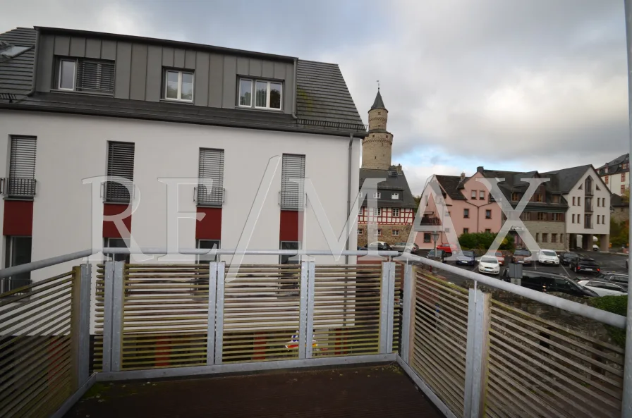 Balkon mit Blick auf den Hexenturm - Wohnung mieten in Idstein - Schöne 2-Zimmer-Wohnung mitten in Idstein.Barrierearm zu erreichen, geeignet auch als Altersruhesitz.