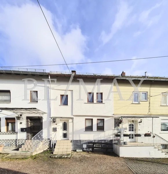 Außenansicht - Haus kaufen in Heidenrod - Im Bieterverfahren:Kleines Haus mit eigener Scheune, Garage und - optional - hausnahem Gartenstück