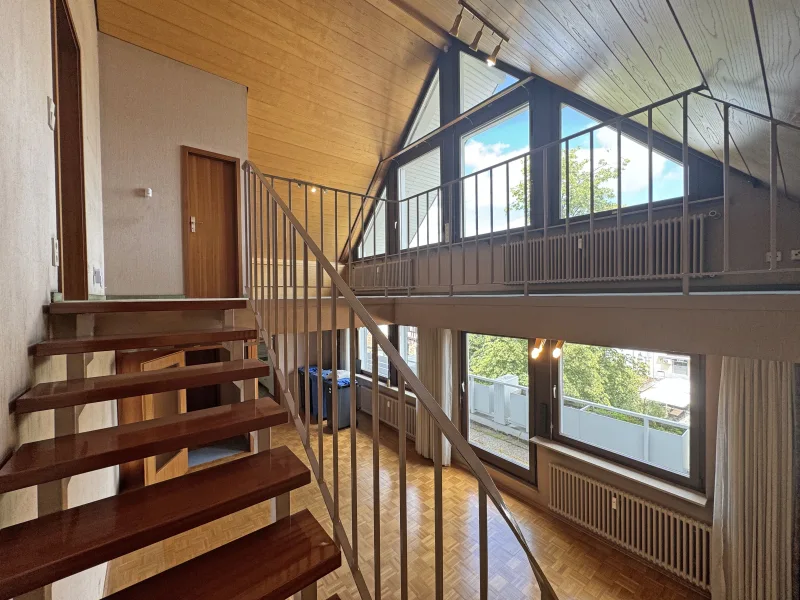 Treppe mit Blick auf 3. Obergeschoss und Galerie im 4. Obergeschoss