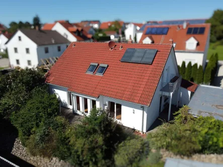 Südansicht - Haus kaufen in Zolling - Landleben genießen: Flexibles Haus für eine oder zwei Parteien. Sofortbezug. Energetisch top.