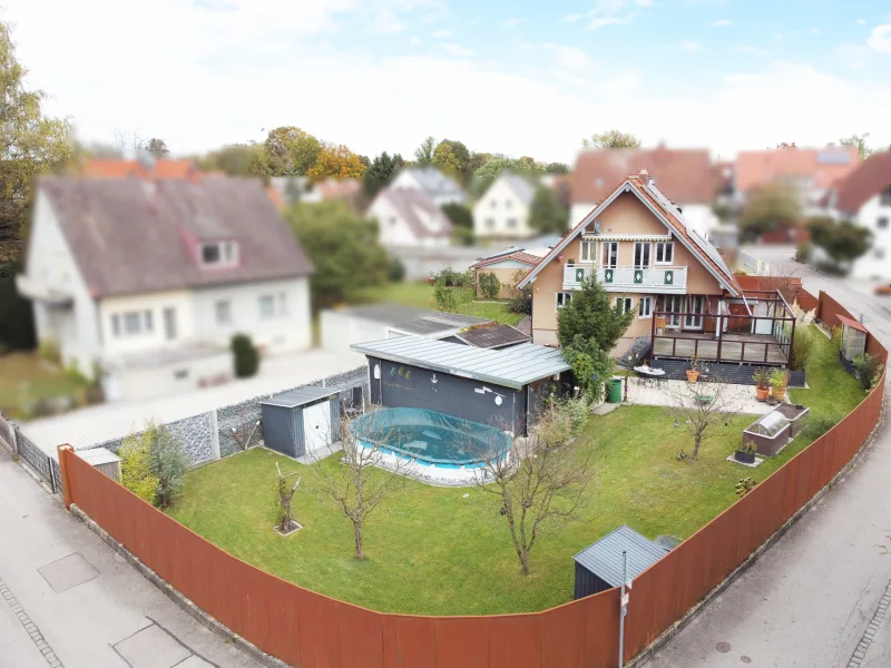 Luftbild - Haus kaufen in Freising - Einfamilienhaus mit großem Garten und Photovoltaik Anlage in direkter Nähe zur Innenstadt