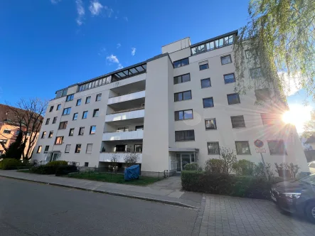 Außenansicht Gebäude Eingang - Wohnung kaufen in Freising - Toplage - ruhig und zentral / 3,5 Zimmer Wohnung mit sonnigem Balkon