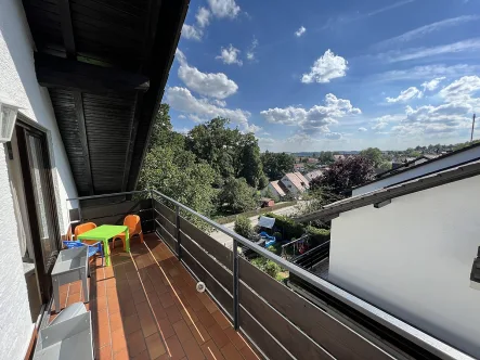 Balkon nach Westen - Wohnung kaufen in Haag an der Amper - Das kann ihr Ausblick sein! Dachgeschosswohnung mit eigenem Garten vor der Tür