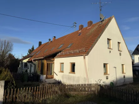 Hausansicht - Haus kaufen in Neufahrn bei Freising - Ihr Projekt in Bestlage: Sanierungsbedürftiges Haus mit großem Potenzial