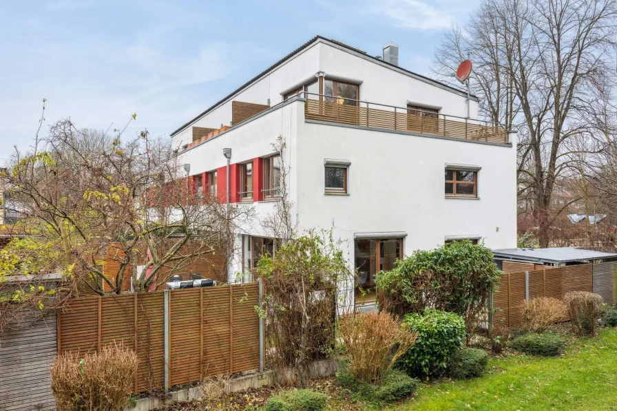 Haus Außenansicht - Haus kaufen in Freising - Erbbaurecht Deluxe - Sonniges Reiheneckhaus für die ganze Familie mit Garten, Dachterrasse & PV