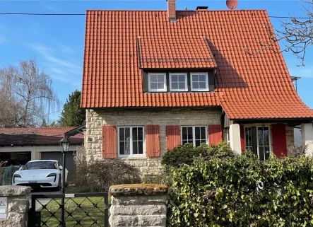  - Haus kaufen in Stuttgart - Wohntraum mit viel Gestaltungsspielraum