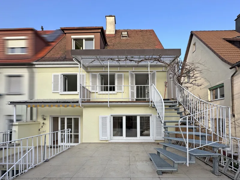  - Haus kaufen in Stuttgart - Vielseitiges Wohnhaus mit Garten, Terrassen und Balkon in Südwestausrichtung