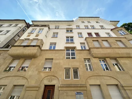 Hausansicht - Wohnung kaufen in Stuttgart - Attraktiv gelegene 3-Zimmer-Wohnung im Baudenkmal