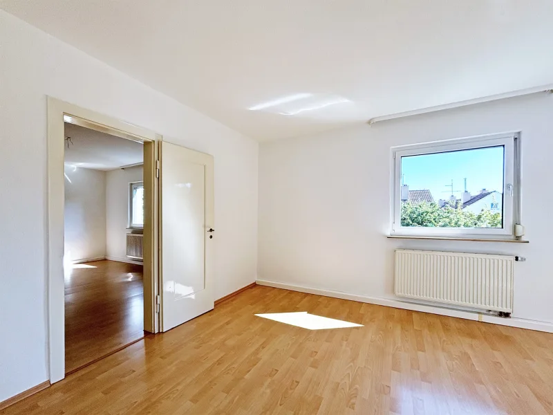  - Wohnung mieten in Stuttgart - Lichtdurchflutete 3-Zimmerwohnung mit sonnigem Balkon und Garagenstellplatz