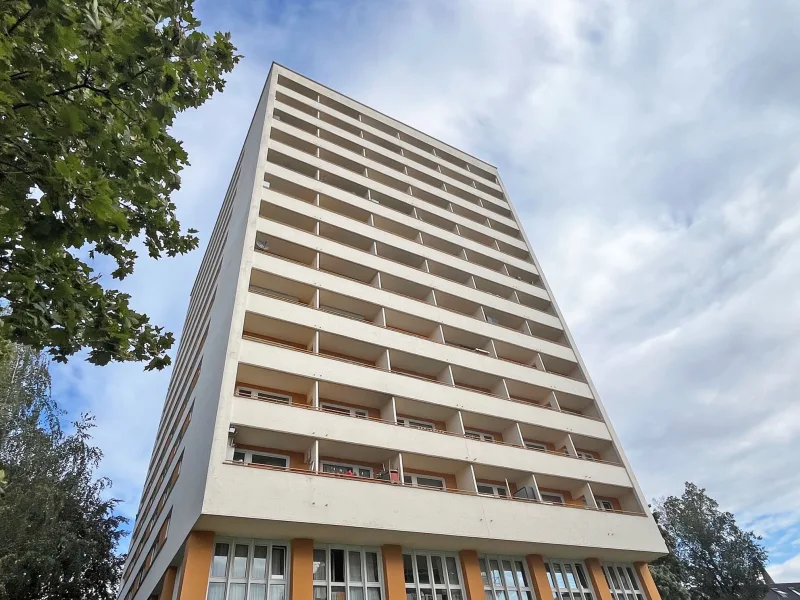 Hausansicht - Wohnung kaufen in Stuttgart - Kompaktes 1-Zimmer-Apartment im Hölderlin-Hochhaus