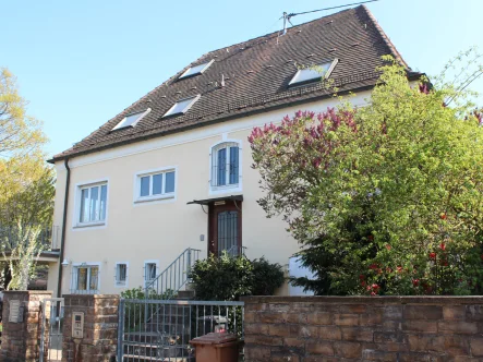 Hausansicht - Haus kaufen in Stuttgart - Klassisches Einfamilienhaus mit tollem Garten