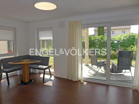 Essbereich mit Ausgang zur Terrasse - Wohnung kaufen in Rottenburg - Hochwertig ausgestattete 3,5-Zimmer-ETW mit Garten  • stadtnah & sofort verfügbar