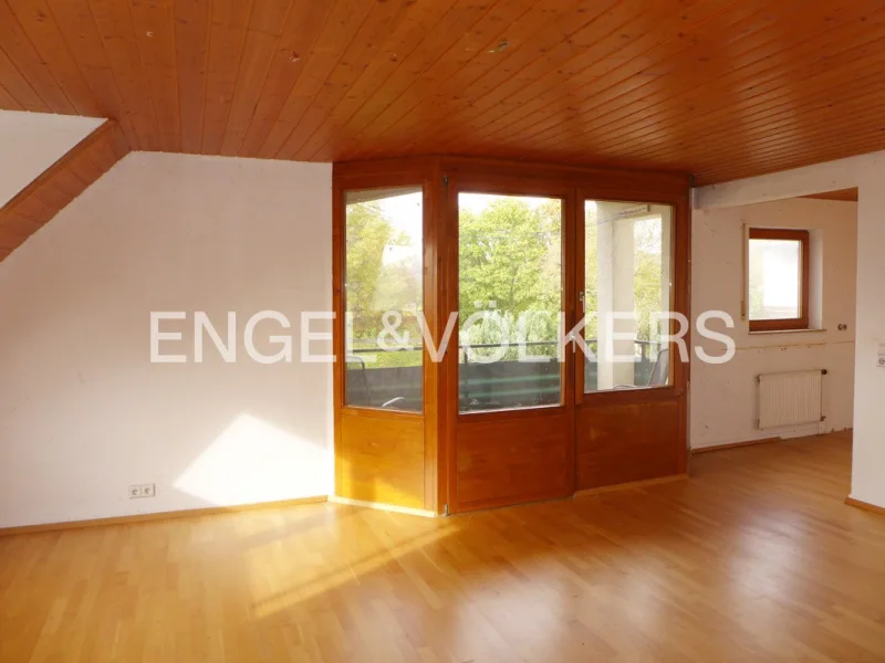 Wohn-/Essbereich mit Balkonzugang - Wohnung kaufen in Tübingen-Bühl - Sofort verfügbare Maisonette-Wohnung mit Ausblick ins Grüne + zwei Stellplätze