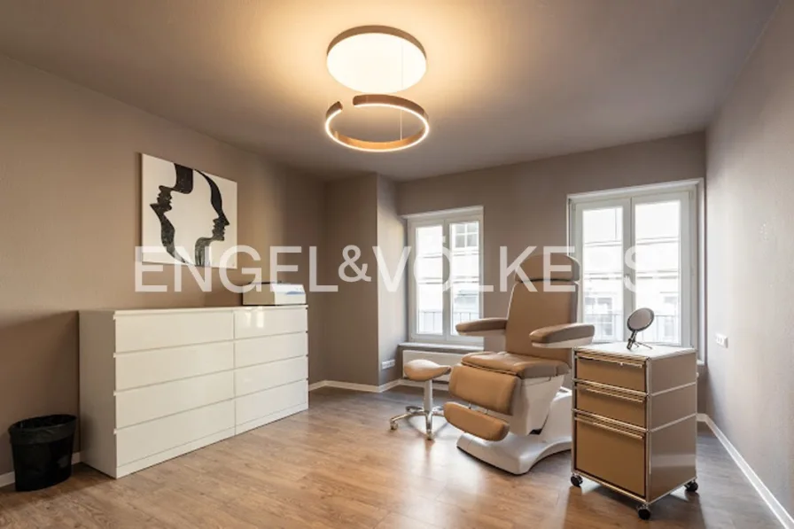 Behandlungszimmer - Wohnung kaufen in Tübingen - Praxis-/Wohneinheit mit moderner Ausstattung • vermietet