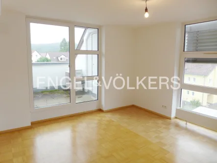 Wohnzimmer - 1. DG - Wohnung kaufen in Tübingen - Sofort verfügbare 3-Zimmer-Maisonette-Wohnung mit TG-Garage