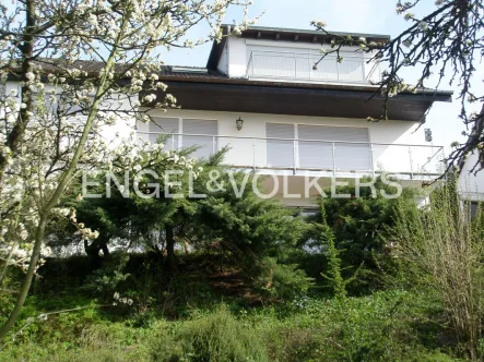 Blick aufs Haus vom Garten - Wohnung mieten in Tübingen - 4,5 Zimmer Wohnung in herrlicher Aussichtslage • 2 PKW-Stellplätze + Gartenanteil