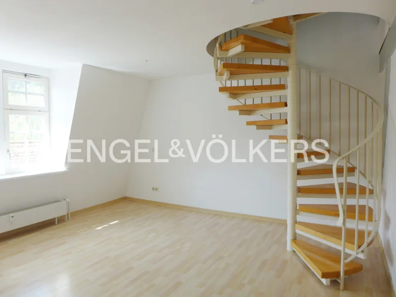 Wohnzimmer mit Wendeltreppe ins 2. Dachgeschoss - Wohnung kaufen in Rottenburg - Gemütliche Maisonette-Wohnung am Neckarufer • Individualität im denkmalgeschützten Ambiente