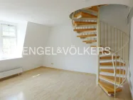 Wohnzimmer mit Wendeltreppe ins 2. Dachgeschoss