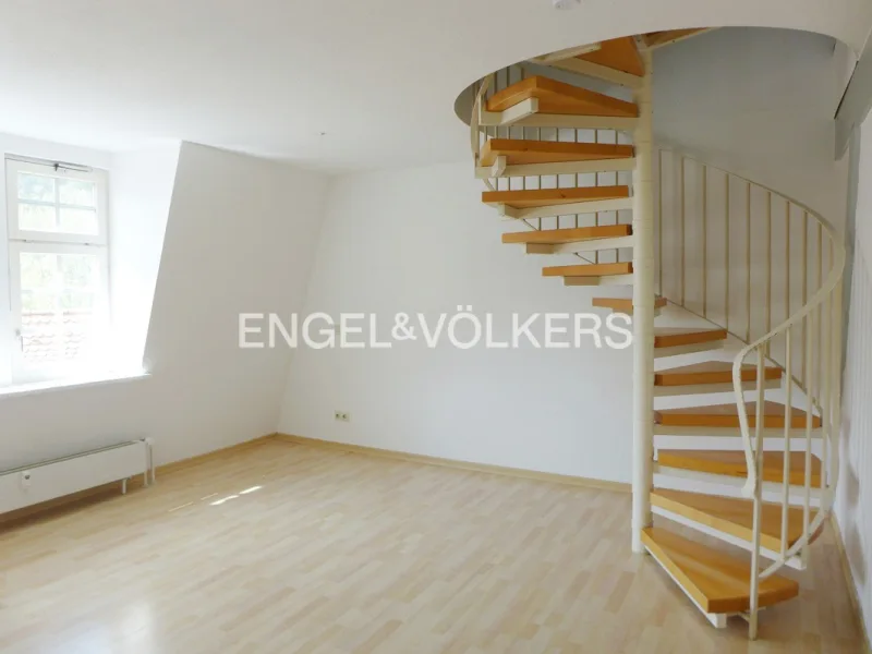 Wohnzimmer mit Wendeltreppe ins 2. Dachgeschoss - Wohnung kaufen in Rottenburg - Gemütliche Maisonette-Wohnung am Neckarufer • Individualität im denkmalgeschützten Ambiente