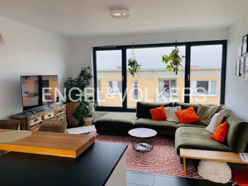 Wohnzimmer - Wohnung kaufen in Tübingen - Exklusive Maisonette-ETW mit Terrasse und TG-Platz • Urbanes Wohnen vom Feinsten