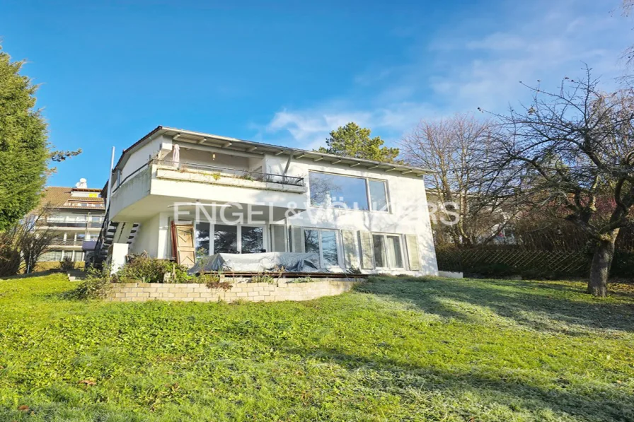 Außenansicht vom Garten - Haus kaufen in Tübingen - Zauberhaftes Häuschen in zweiter Reihe • Fernsicht, Ruhe und Sonne garantiert • vermietet