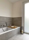 Tageslichtbad mit Badewanne und Dusche