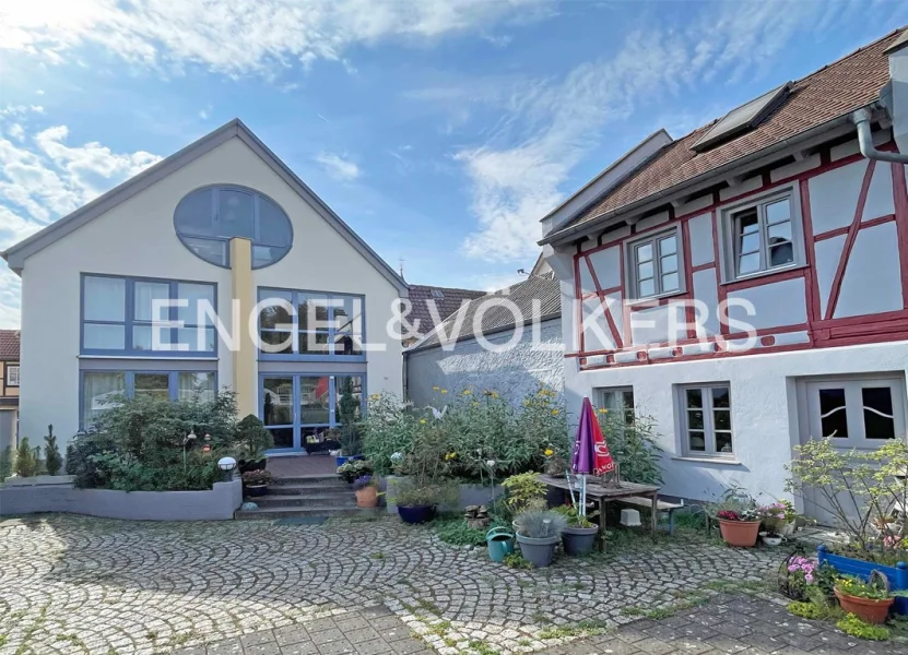  - Haus kaufen in Niddatal-Assenheim - Fachwerkensemble mit modernem Anbau und Nebengebäuden